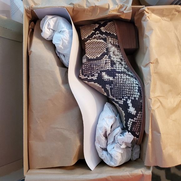 💥Madewell Low Chelsea Boots Snakeskin NEW - Picture 4 of 5